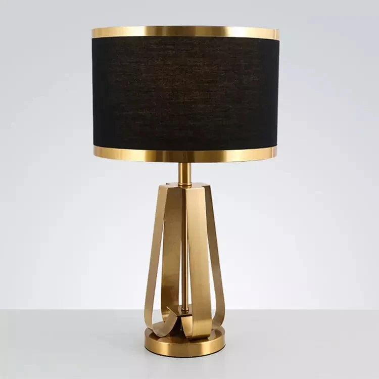 Lámpara de mesa dorada Ladora – pantalla negra con pie dorado