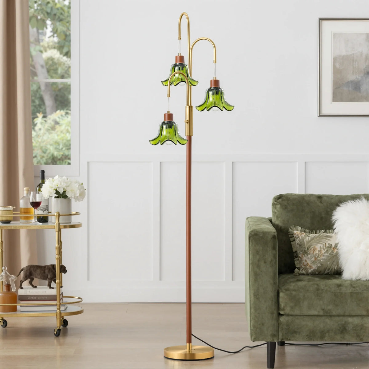 Lámpara de pie vintage con flores de cristal Ramiflor – junto a un sillón verde