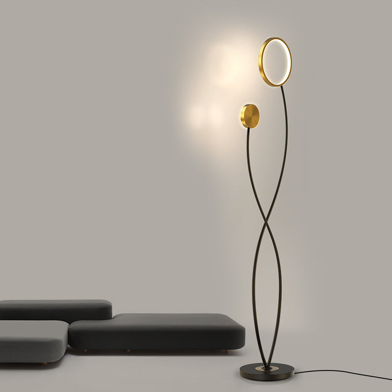 Lámpara de pie LED Solenta – encendida junto a un sofá bajo gris