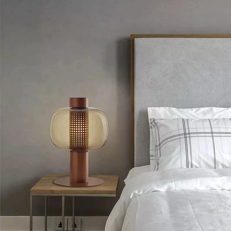 Lámpara de mesa farol de cristal Lamiel en un dormitorio de estilo contemporáneo – imagen 3