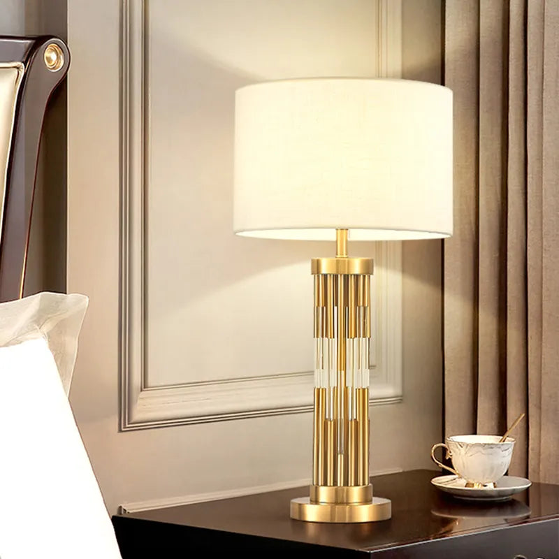 Lámpara de mesa de latón y cristal Vardela en una mesilla de noche – imagen 3