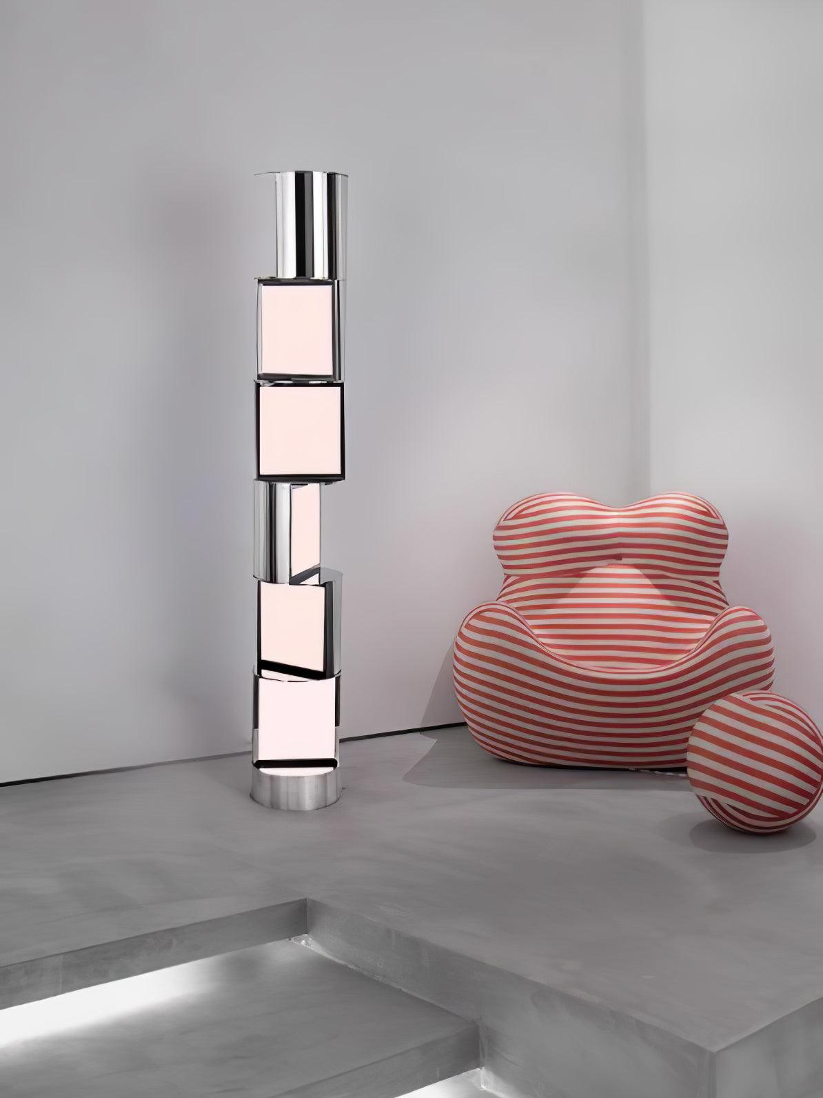 Lámpara de pie LED columna de acero y acrílico Gelara en un salón de diseño – imagen 6