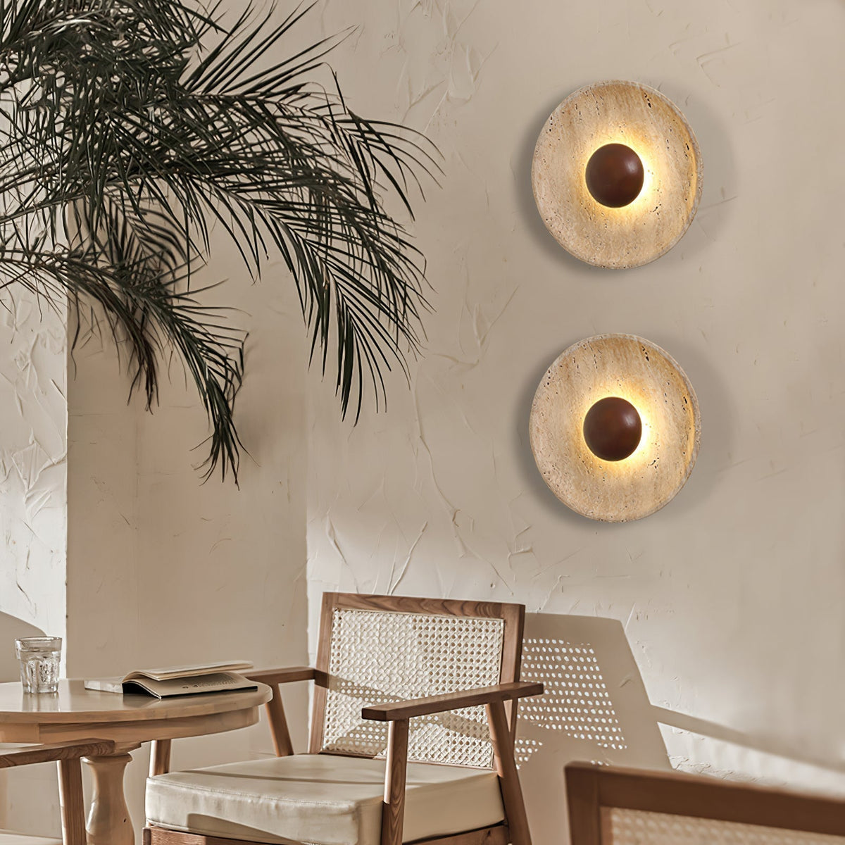 Aplique de pared de travertino Heliana en un dormitorio natural – imagen 11