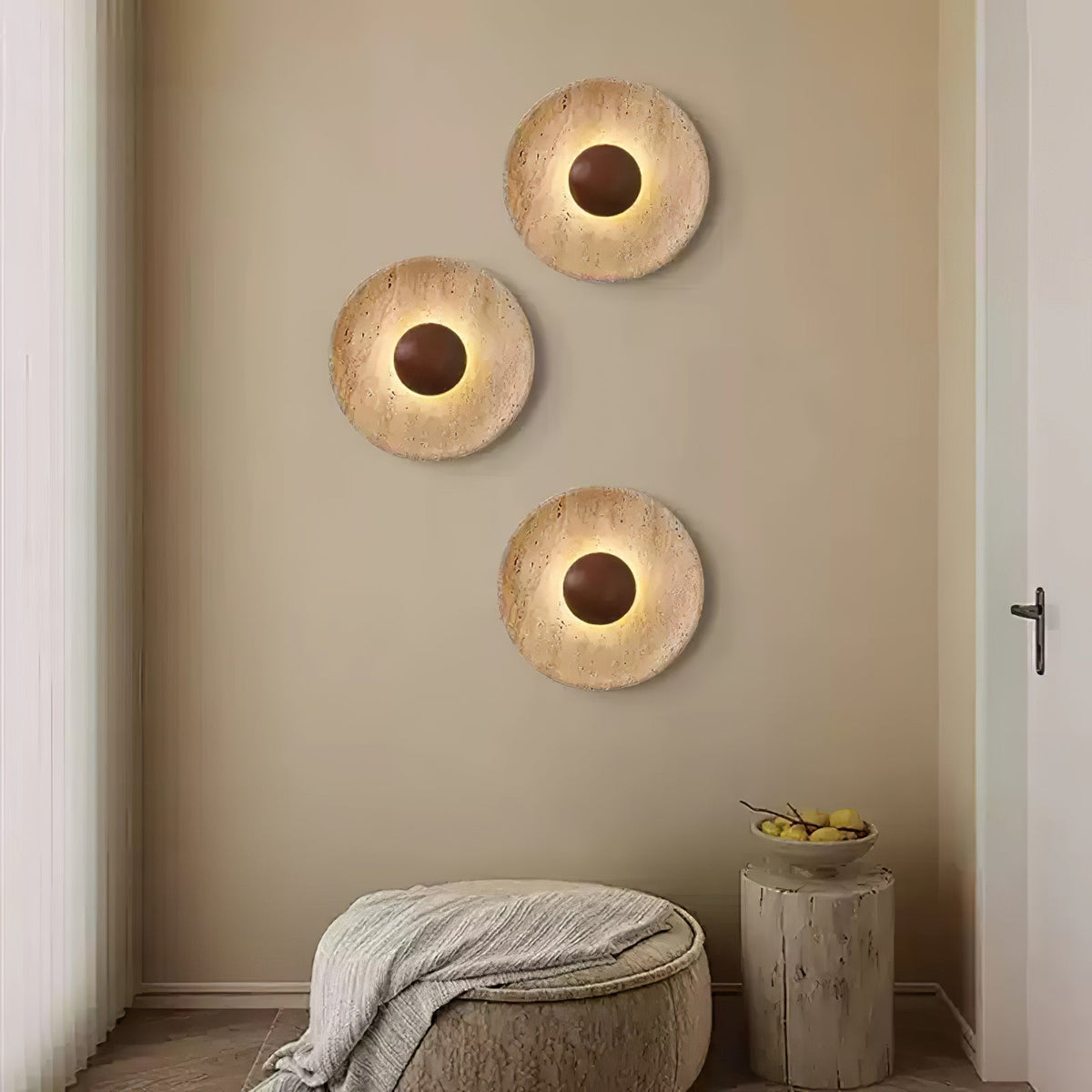 Aplique de pared de travertino Heliana en un dormitorio natural – imagen 12