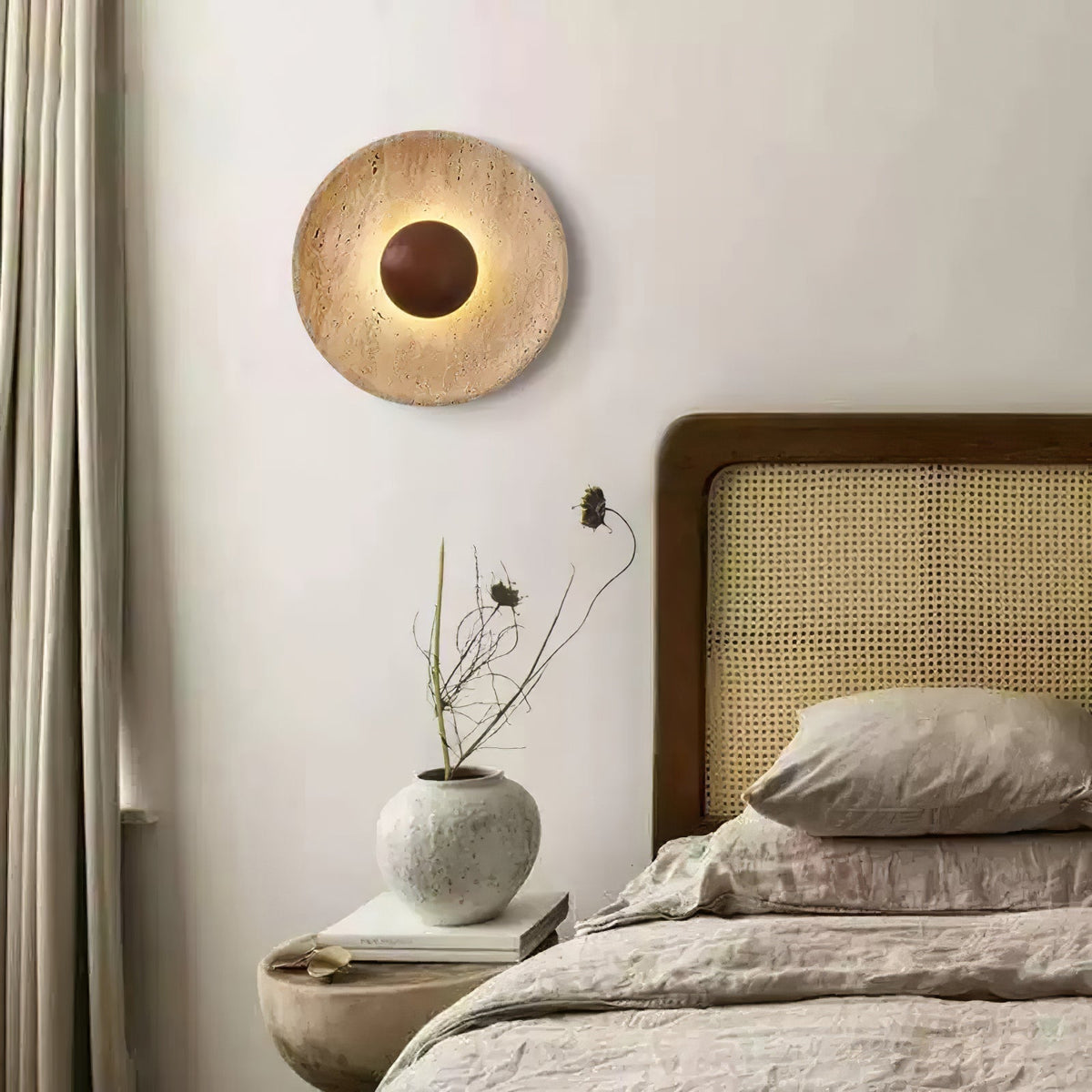 Aplique de pared de travertino Heliana en un dormitorio natural – imagen 13