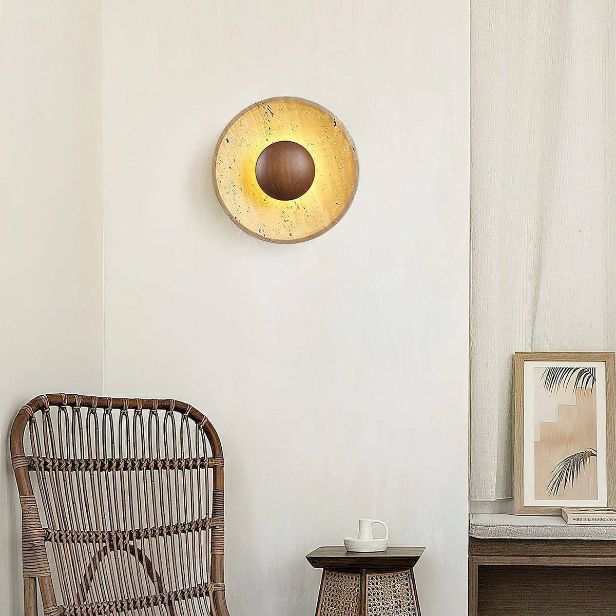 Aplique de pared de travertino Heliana en un dormitorio natural – imagen 5