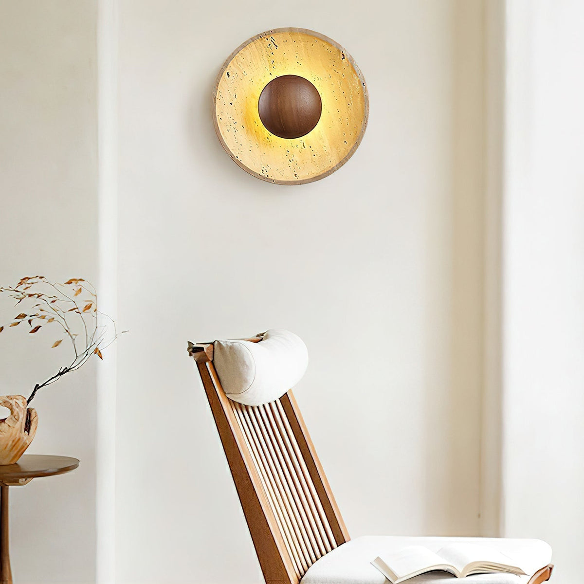 Aplique de pared de travertino Heliana en un dormitorio natural – imagen 6