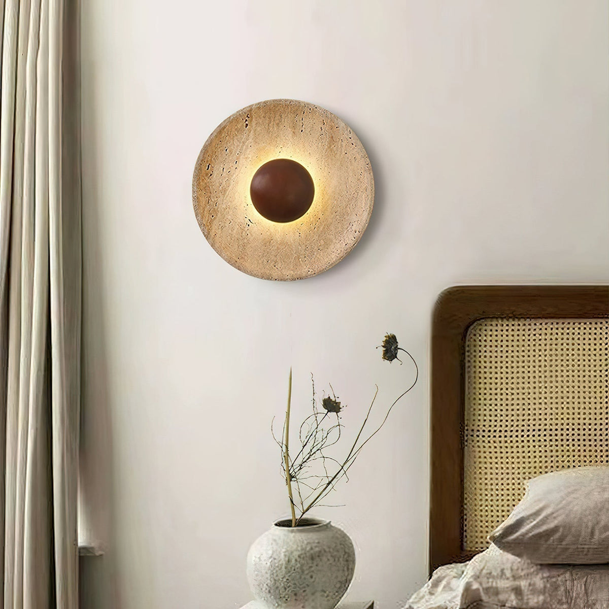 Aplique de pared de travertino Heliana en un dormitorio natural – imagen 4