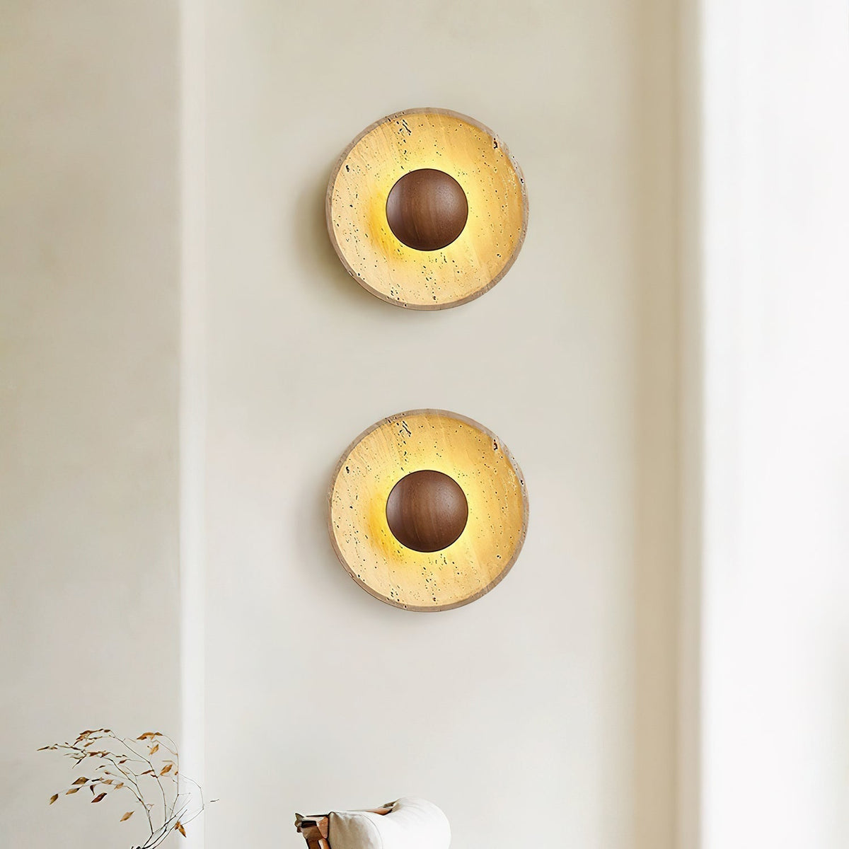Aplique de pared de travertino Heliana en un dormitorio natural – imagen 8