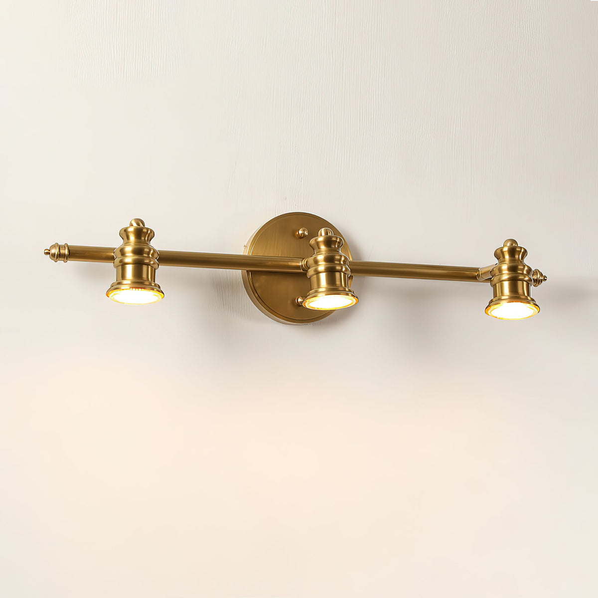 Aplique de pared de latón con focos Focira iluminando una pared – imagen 17
