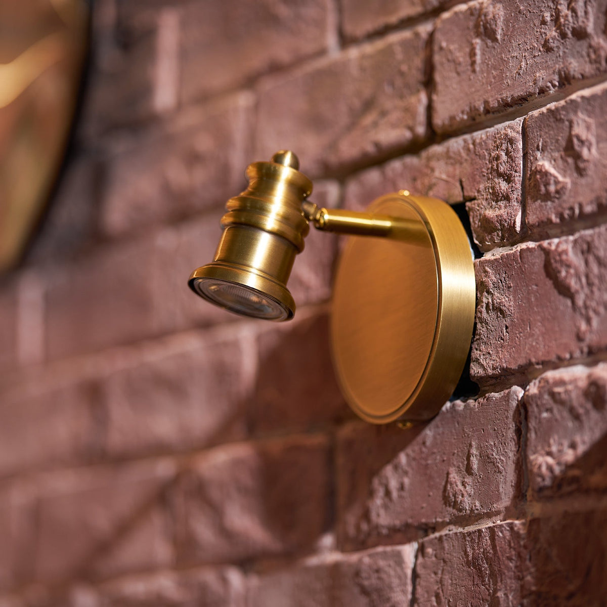 Aplique de pared de latón con focos Focira iluminando una pared – imagen 13