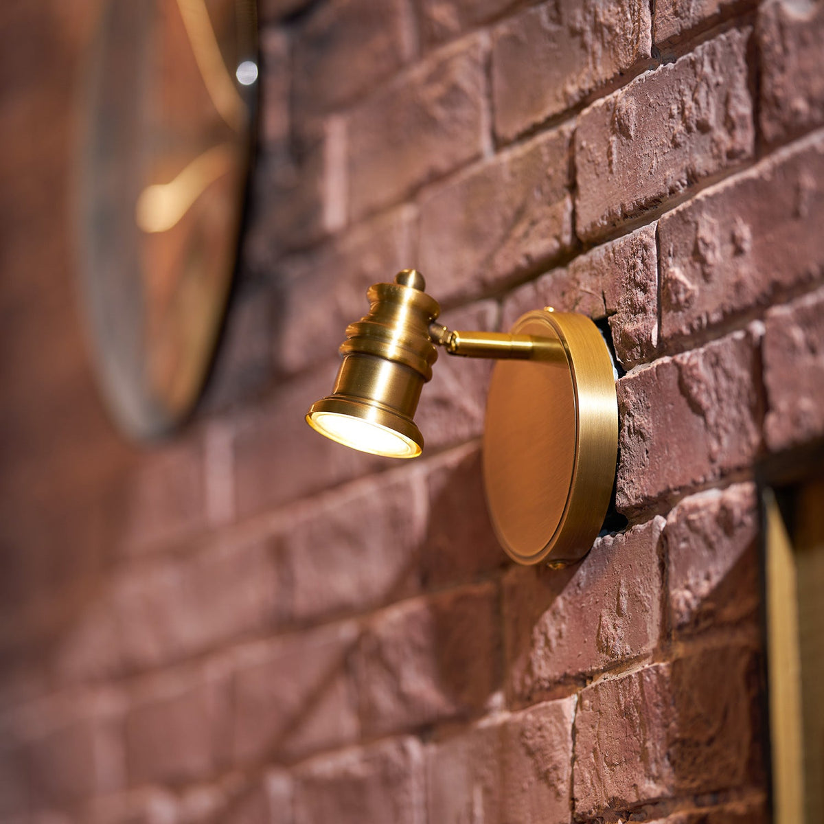 Aplique de pared de latón con focos Focira iluminando una pared – imagen 14