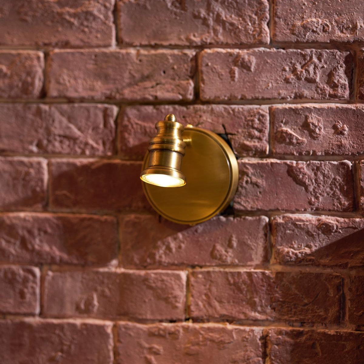 Aplique de pared de latón con focos Focira iluminando una pared – imagen 15
