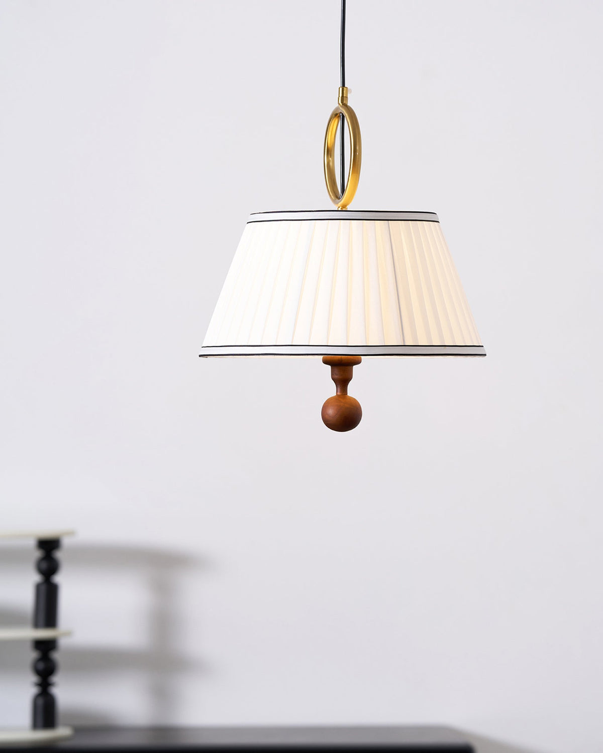 Lámpara colgante con pantalla plisada Jovela sobre una mesa de comedor – imagen 14