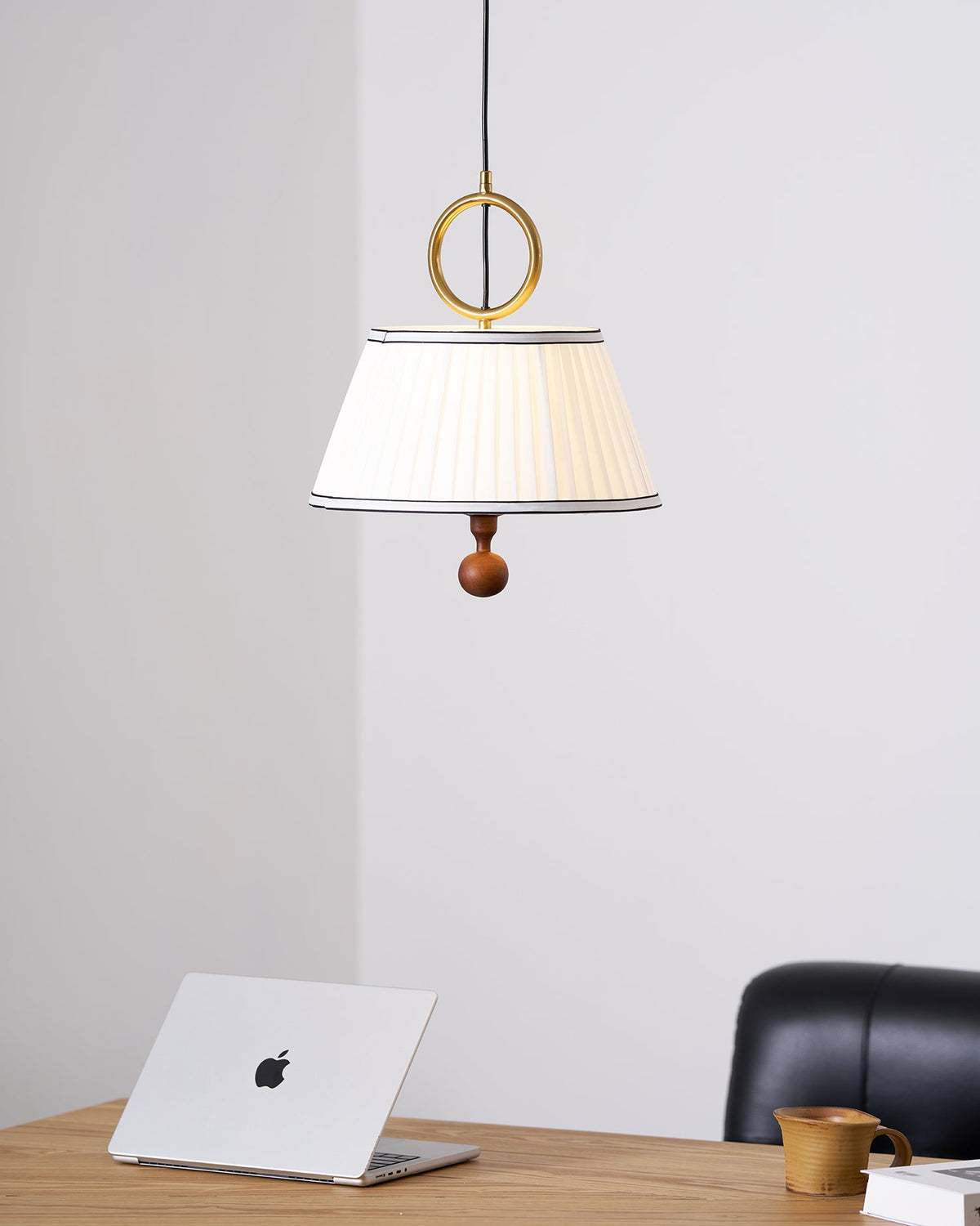 Lámpara colgante con pantalla plisada Jovela sobre una mesa de comedor – imagen 13