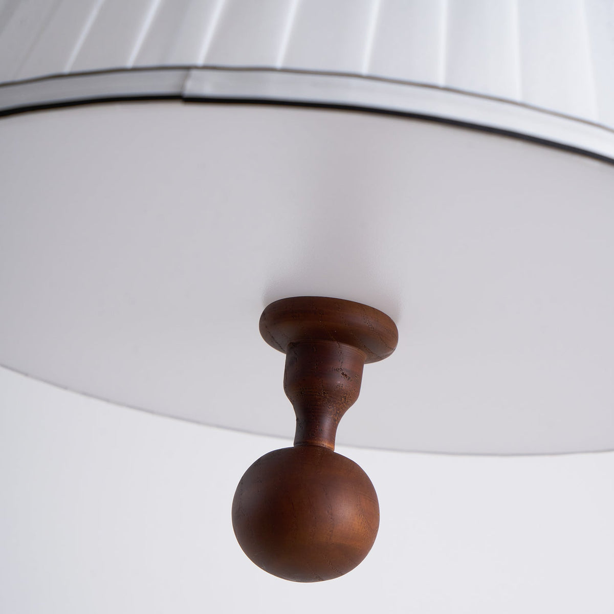 Lámpara colgante con pantalla plisada Jovela sobre una mesa de comedor – imagen 23