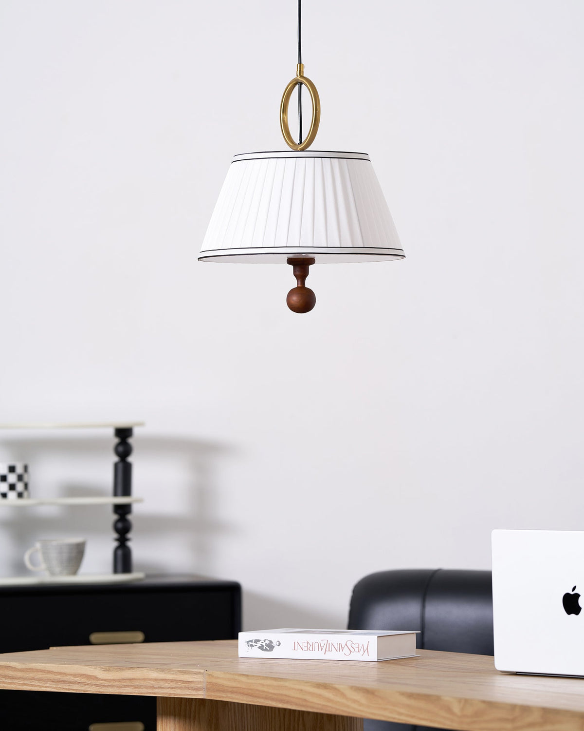 Lámpara colgante con pantalla plisada Jovela sobre una mesa de comedor – imagen 10