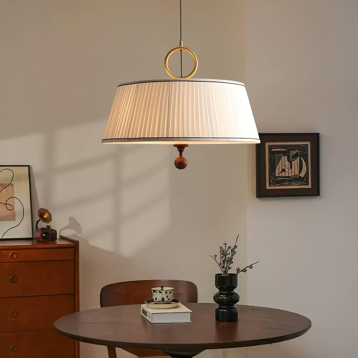 Lámpara colgante con pantalla plisada Jovela sobre una mesa de comedor – imagen 2