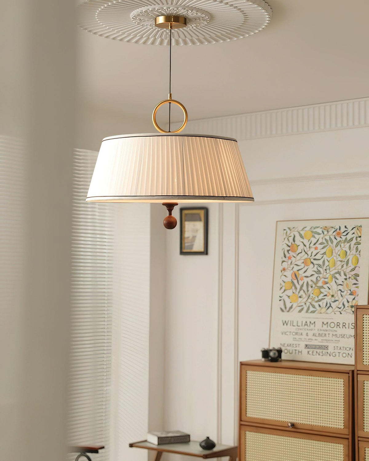 Lámpara colgante con pantalla plisada Jovela sobre una mesa de comedor – imagen 16