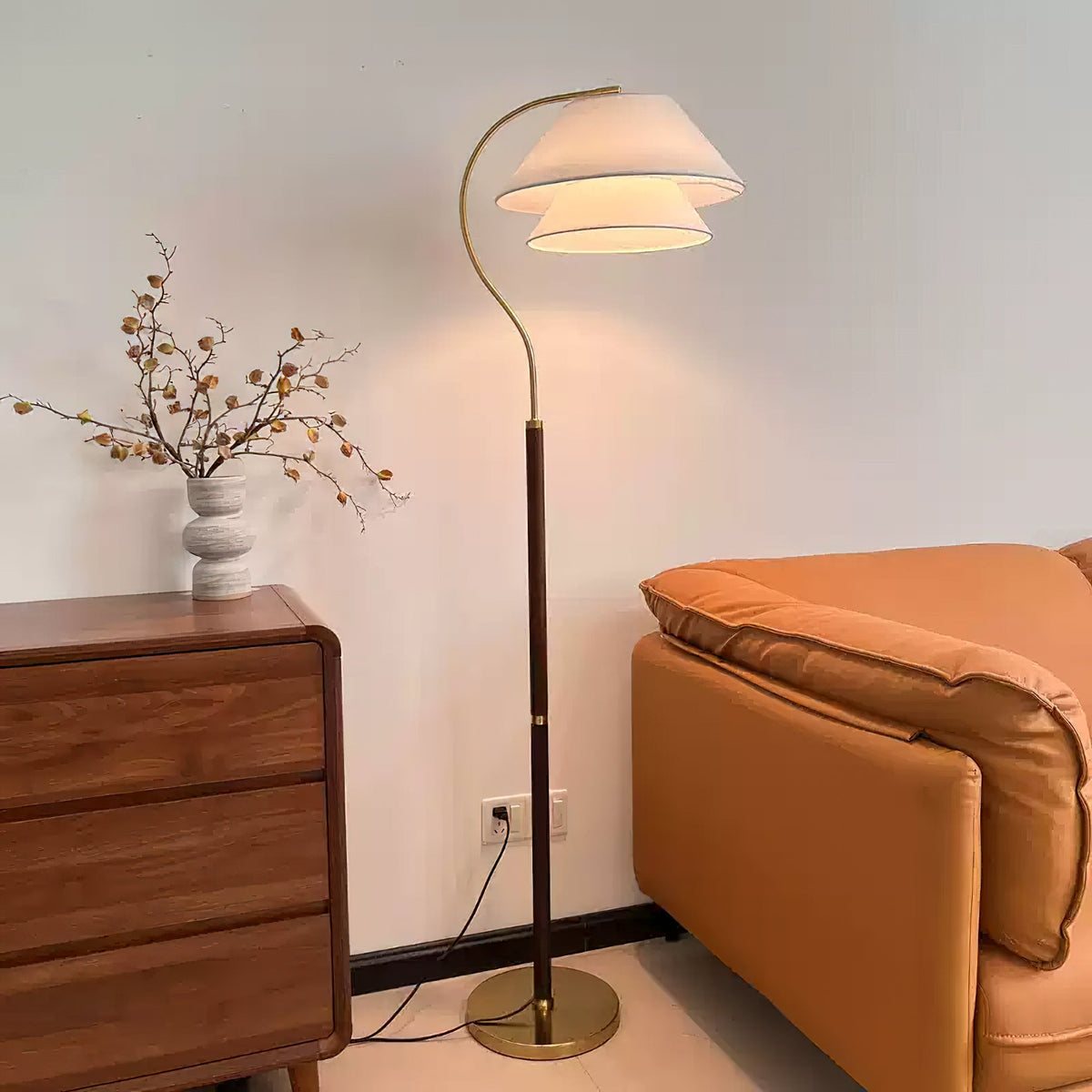 Lámpara de pie en arco Folina en un salón acogedor – imagen 20