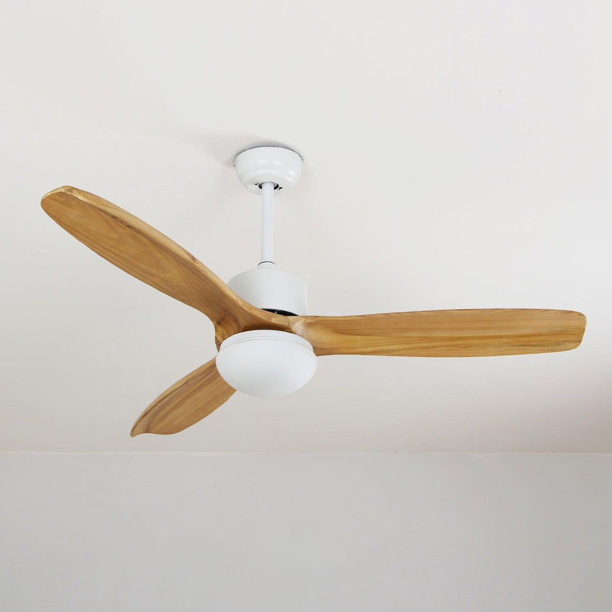Ventilador de techo con luz Ribera en un dormitorio sereno – imagen 13