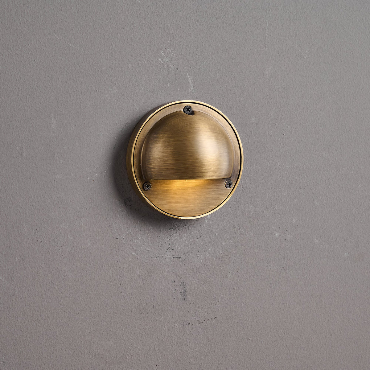 Aplique de pared exterior Salmara en un porche cubierto – imagen 2