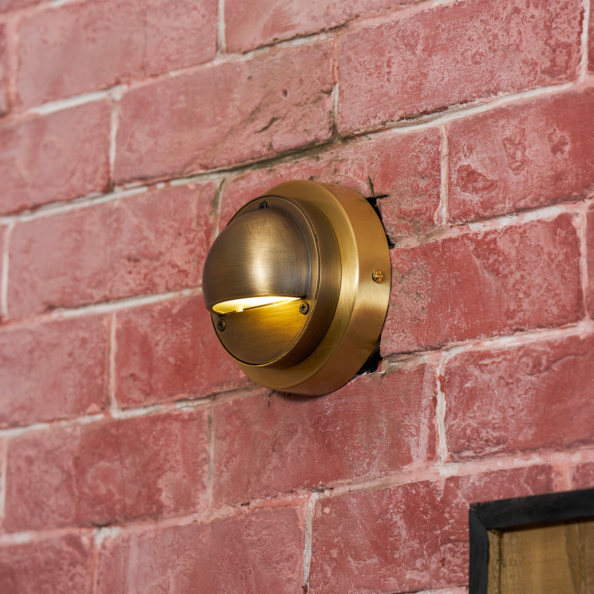 Aplique de pared exterior Salmara en un porche cubierto – imagen 11