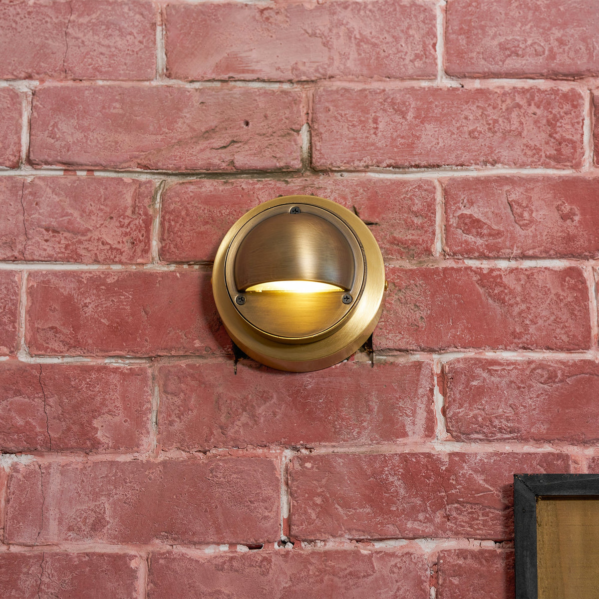 Aplique de pared exterior Salmara en un porche cubierto – imagen 13