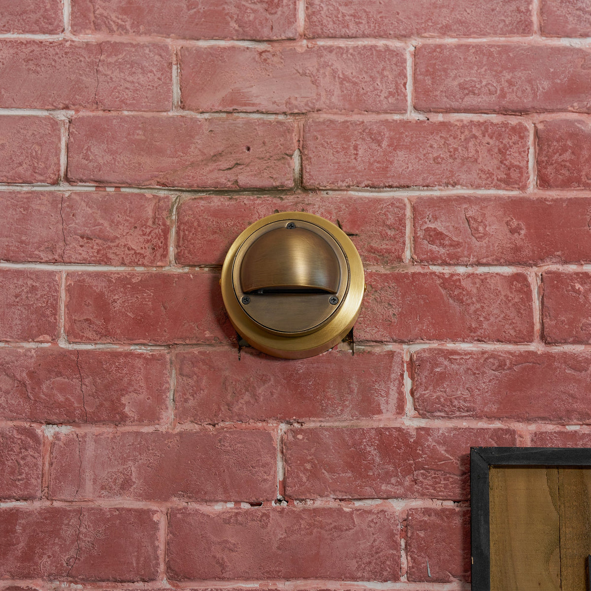 Aplique de pared exterior Salmara en un porche cubierto – imagen 14