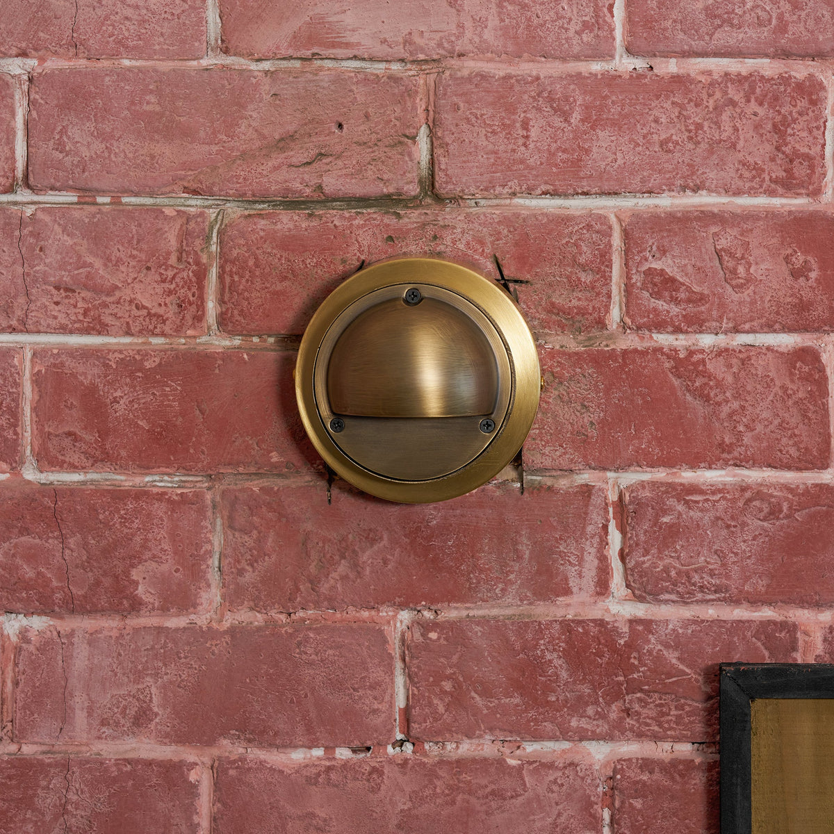 Aplique de pared exterior Salmara en un porche cubierto – imagen 12