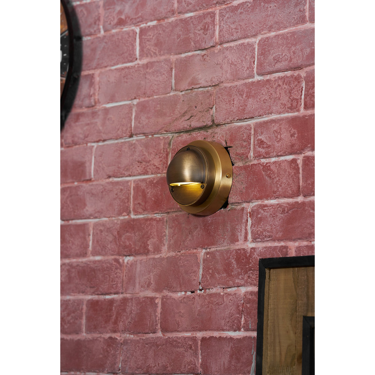 Aplique de pared exterior Salmara en un porche cubierto – imagen 19