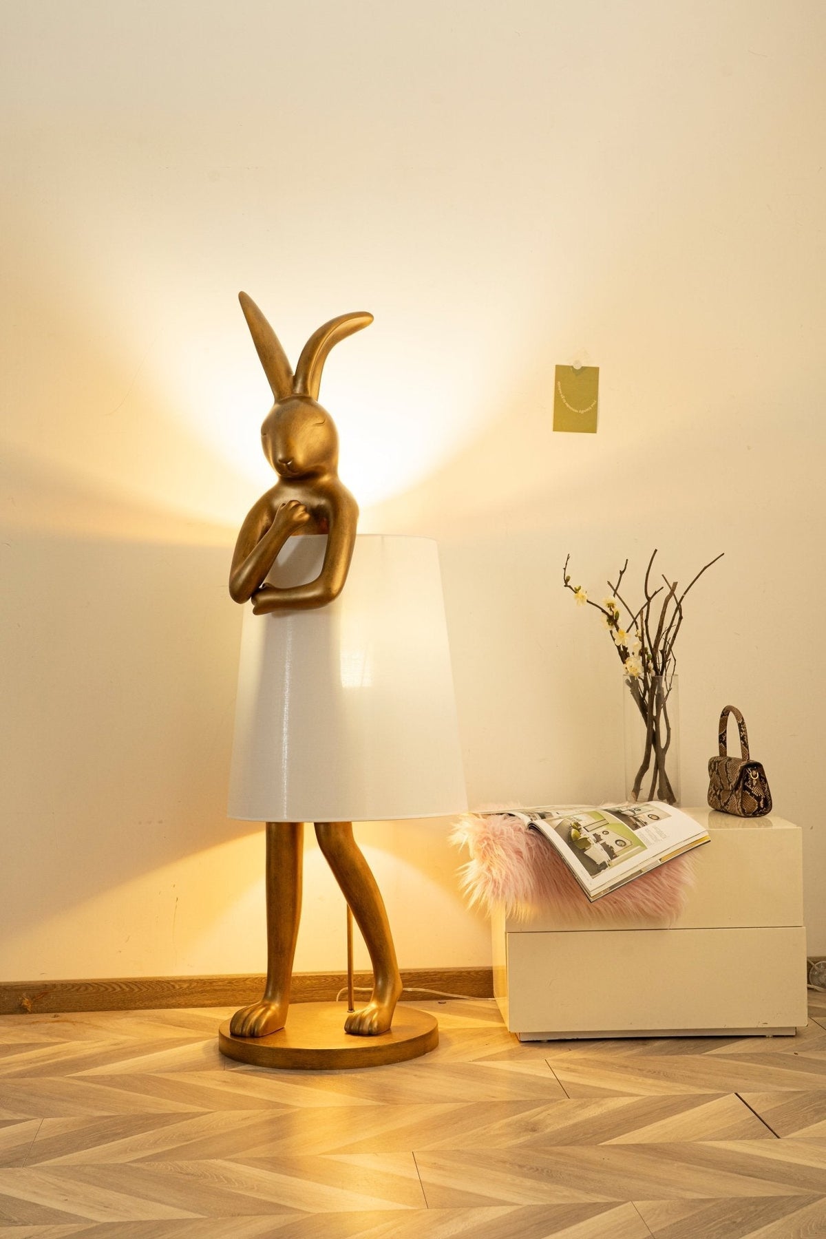 Lámpara de pie escultura de liebre Rabela en un salón con estilo – imagen 5
