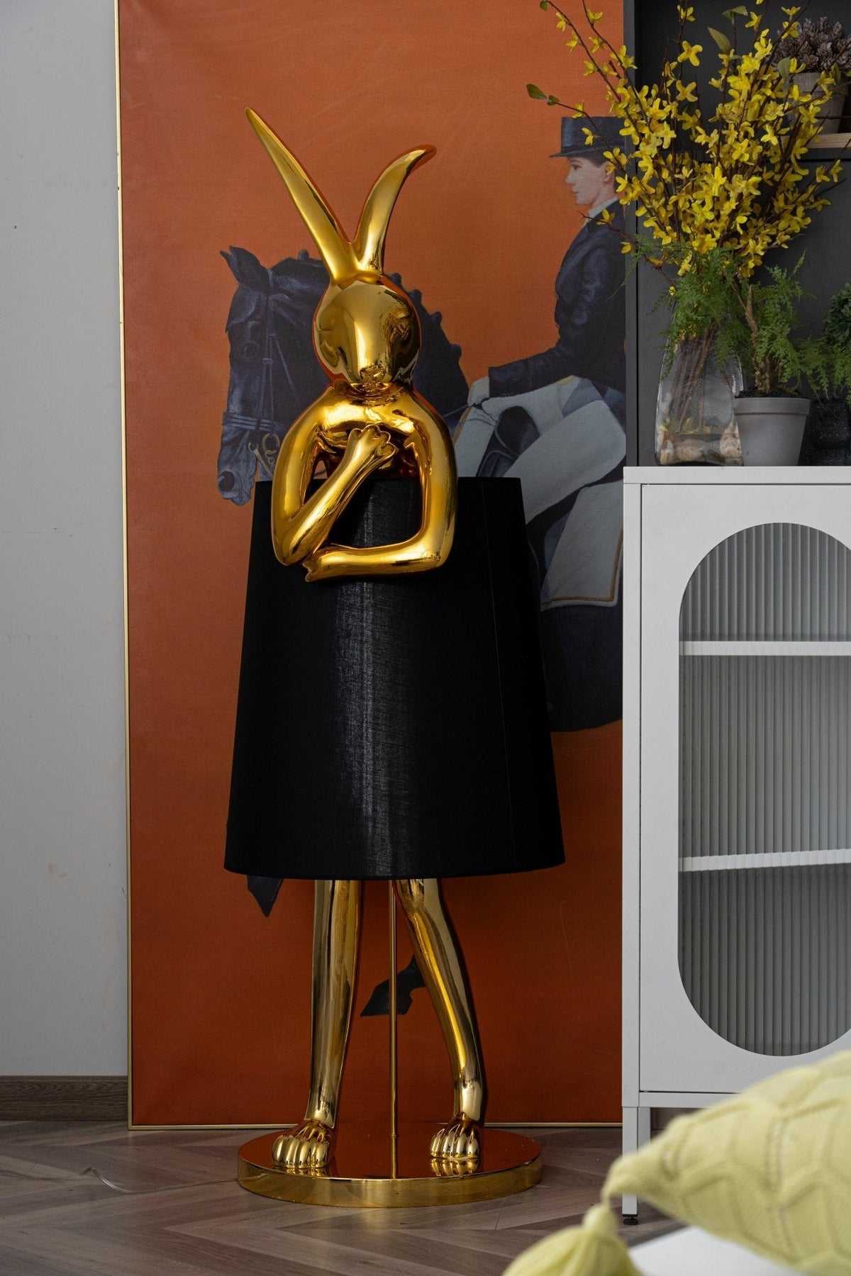 Lámpara de pie escultura de liebre Rabela en un salón con estilo – imagen 14