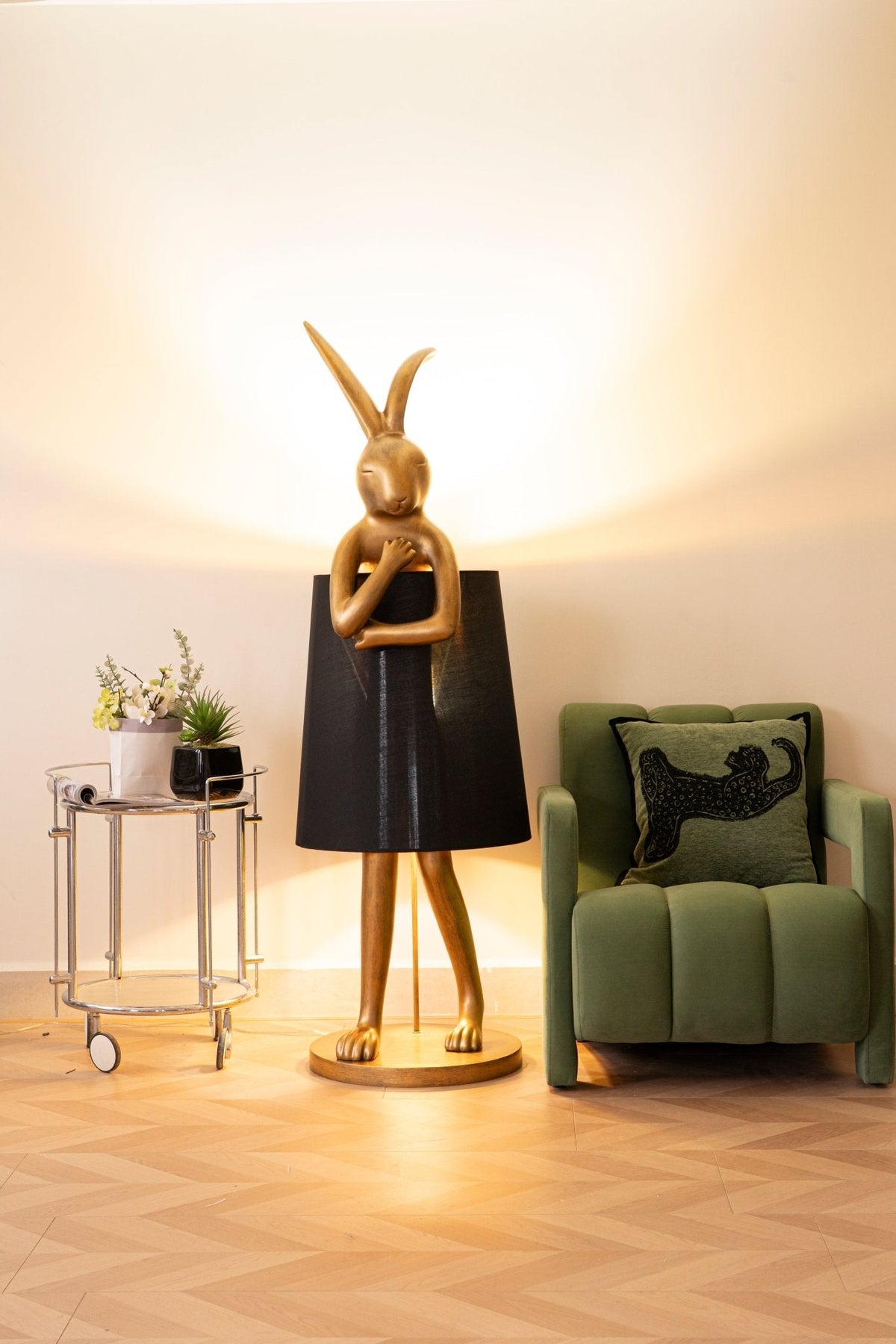 Lámpara de pie escultura de liebre Rabela en un salón con estilo – imagen 6