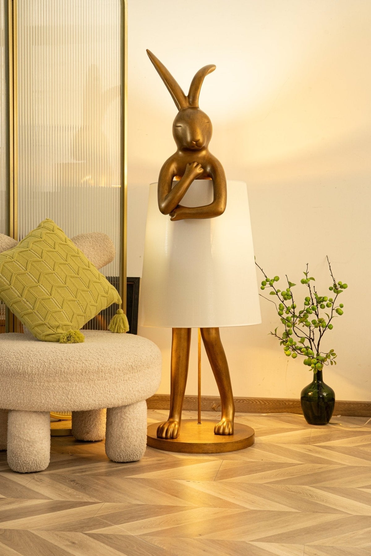 Lámpara de pie escultura de liebre Rabela en un salón con estilo – imagen 8