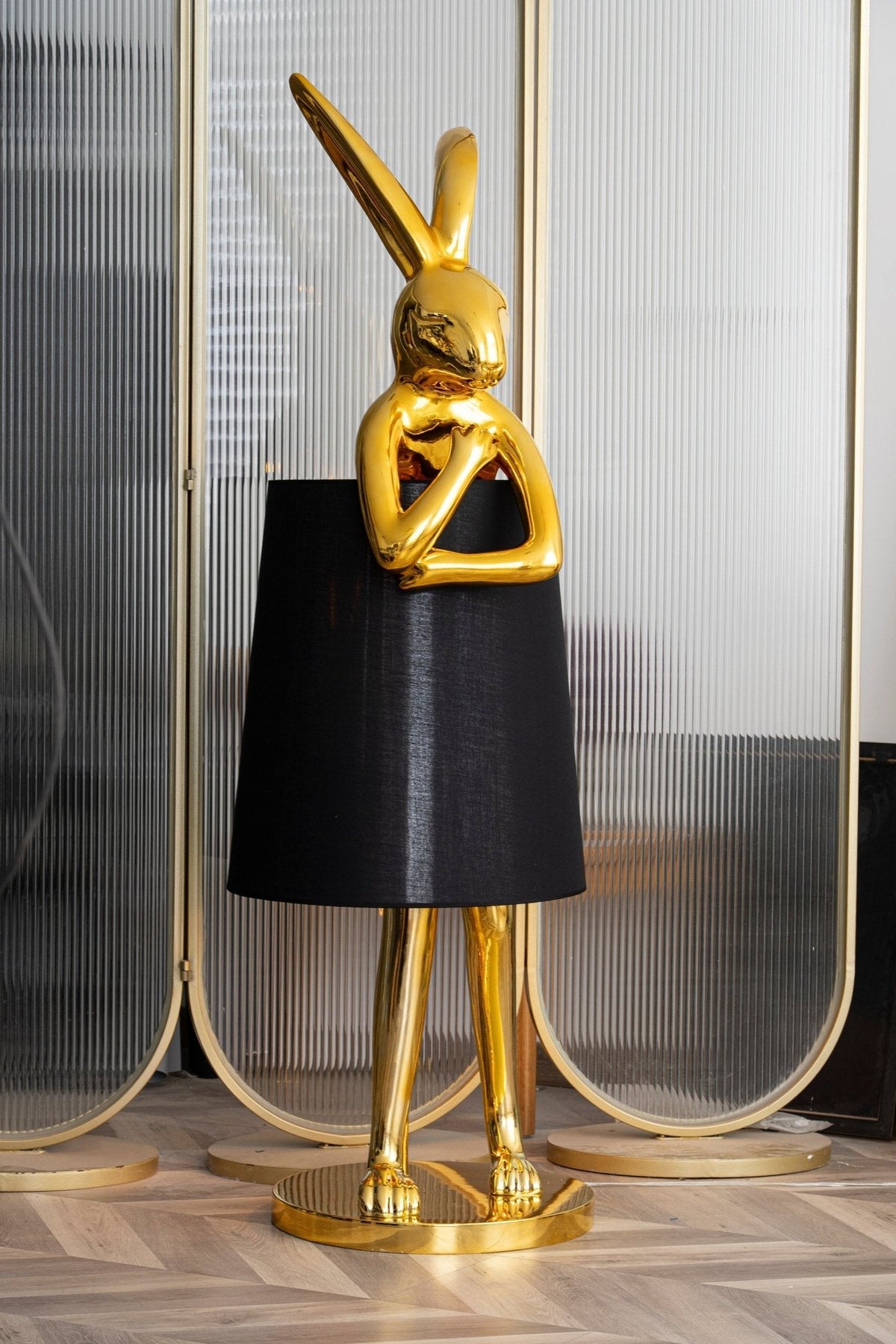 Lámpara de pie escultura de liebre Rabela en un salón con estilo – imagen 15