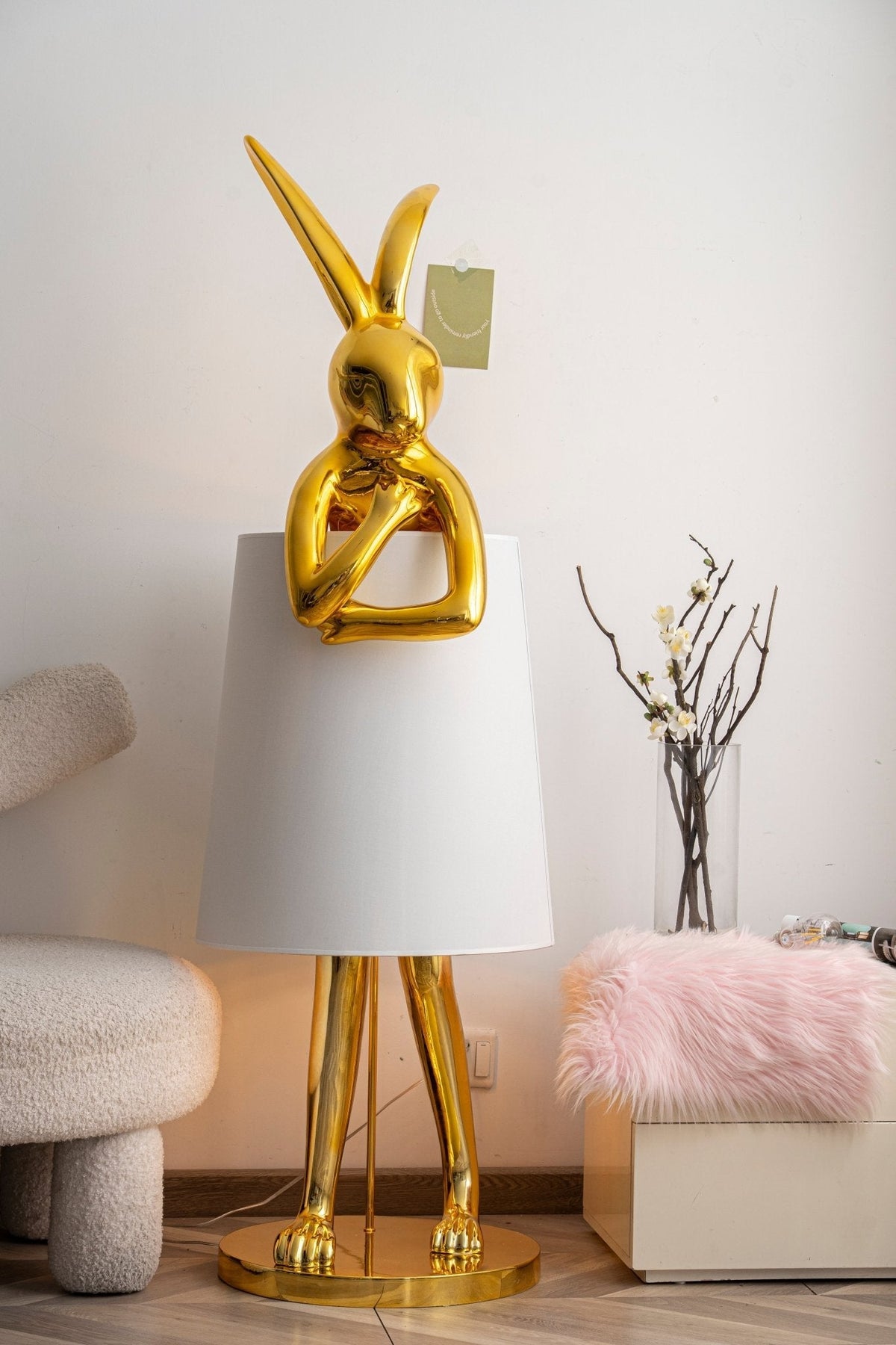 Lámpara de pie escultura de liebre Rabela en un salón con estilo – imagen 12
