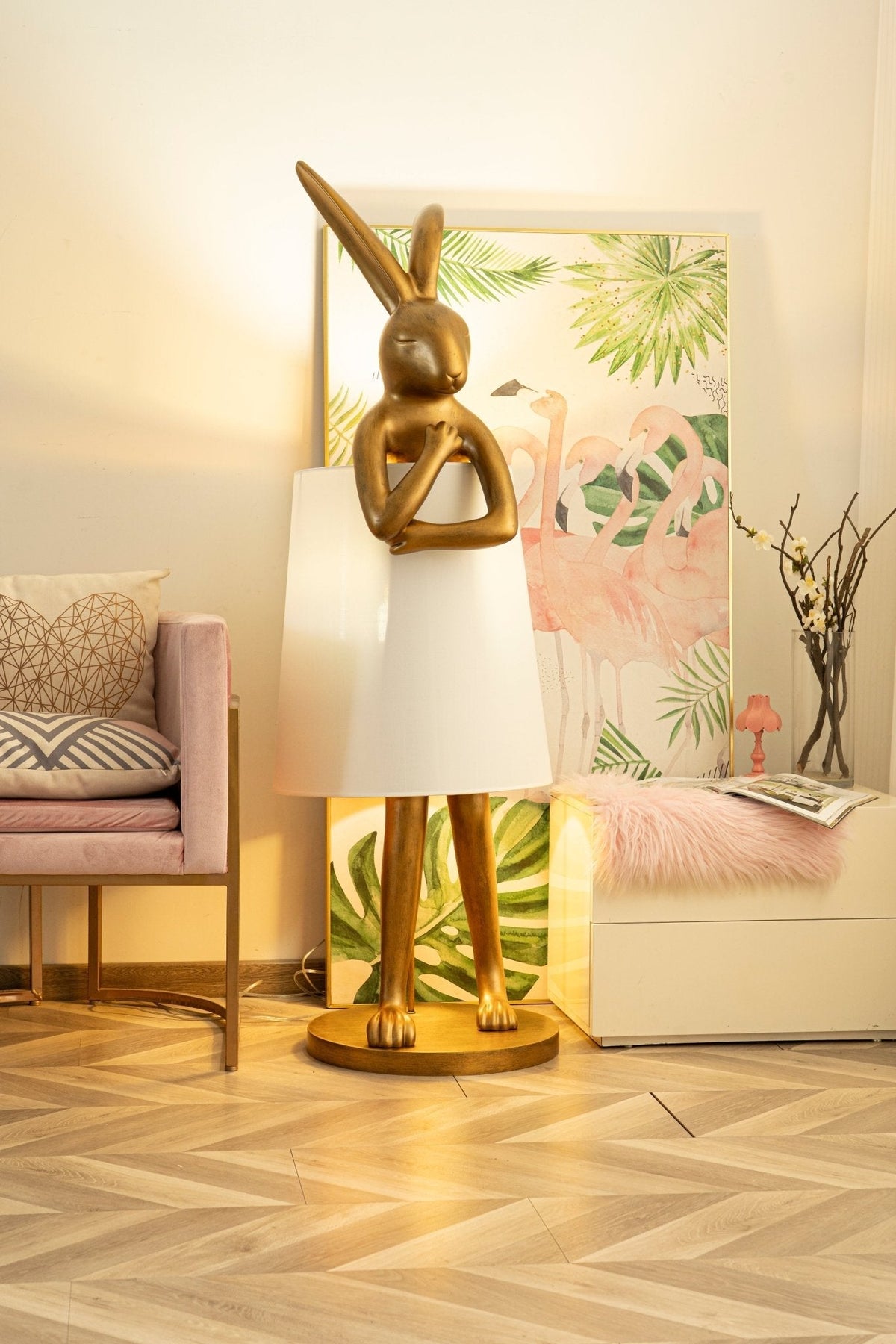 Lámpara de pie escultura de liebre Rabela en un salón con estilo – imagen 9