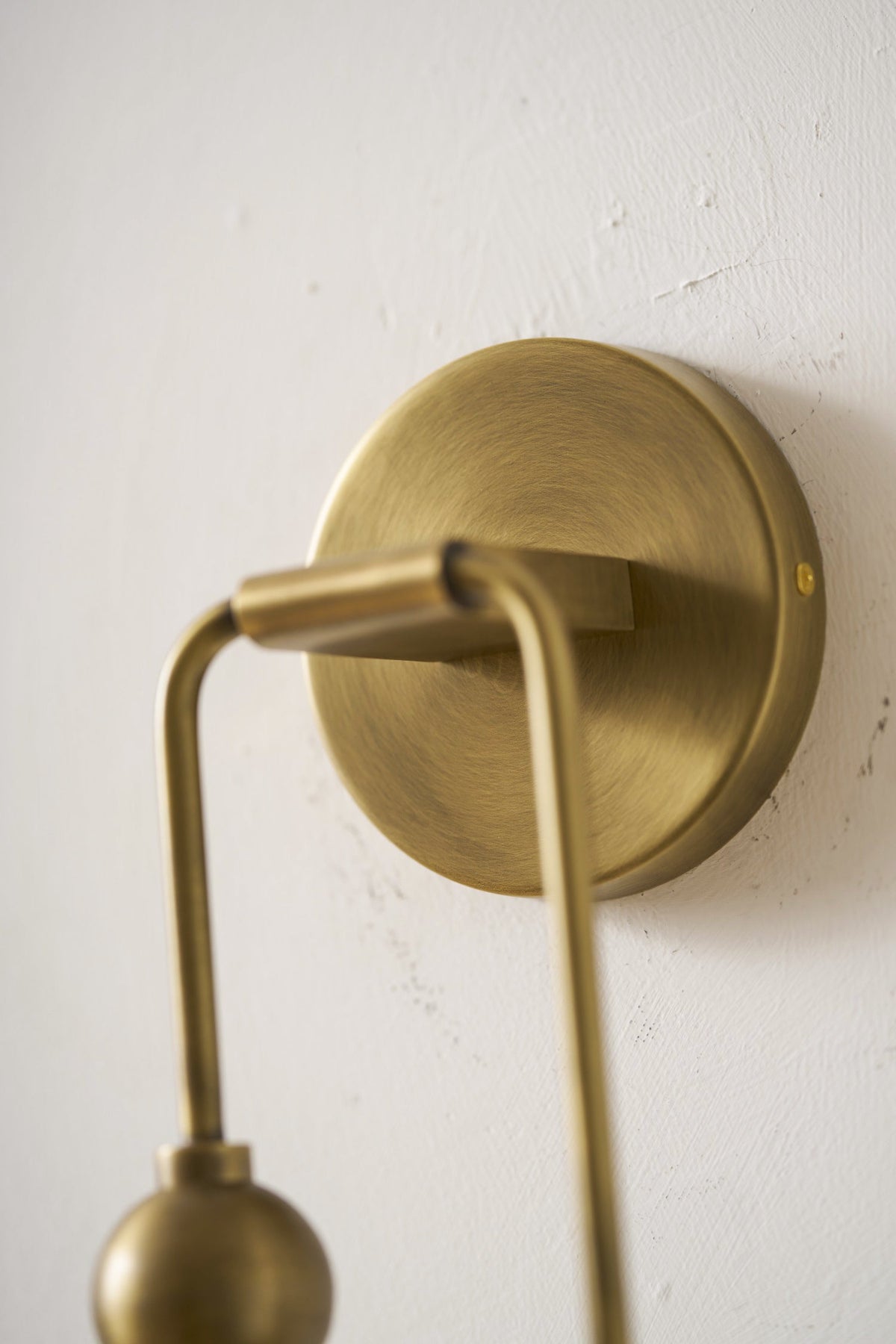 Aplique de pared de alabastro Halbara junto a la cama – imagen 14