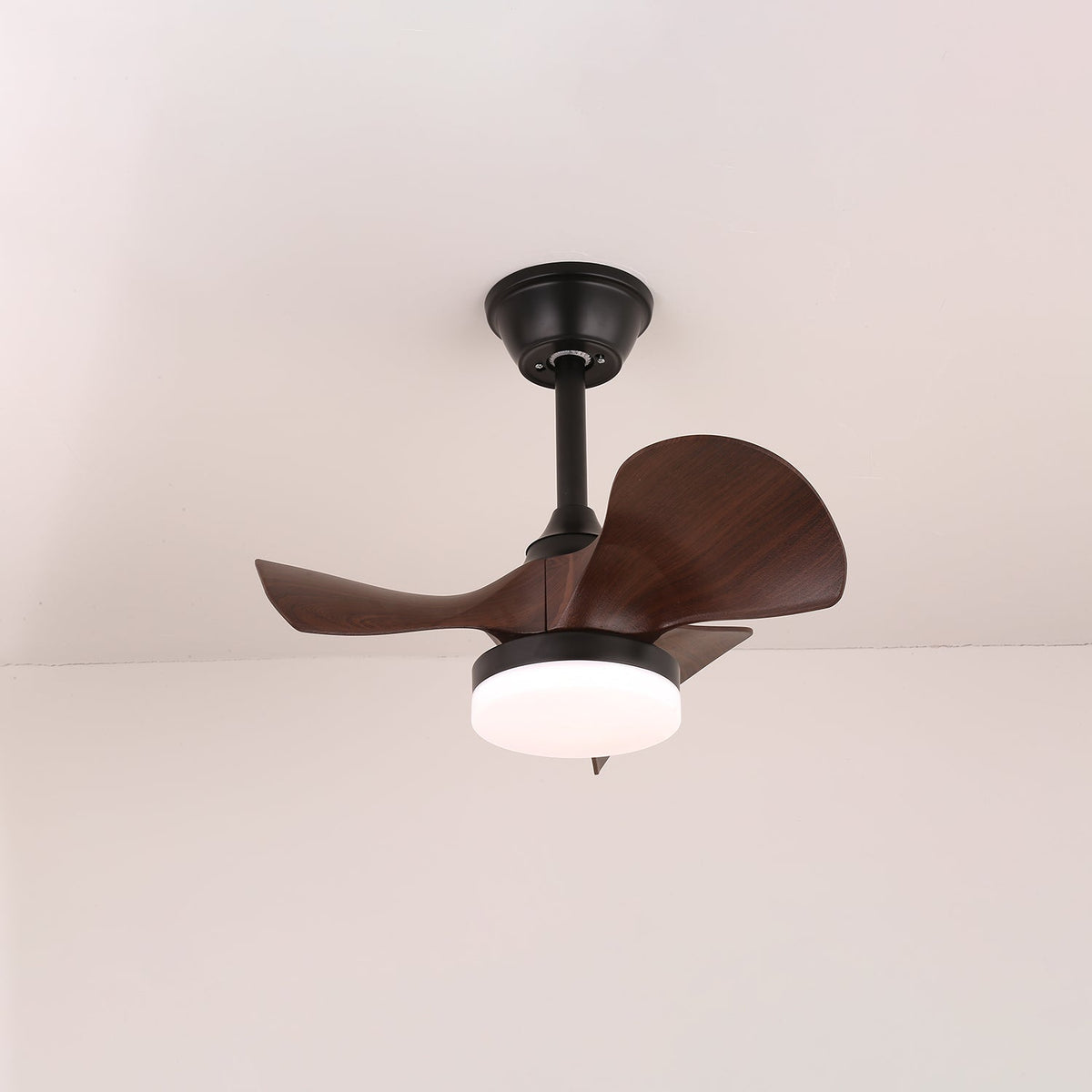Ventilador de techo con luz Borela en un dormitorio moderno – imagen 4