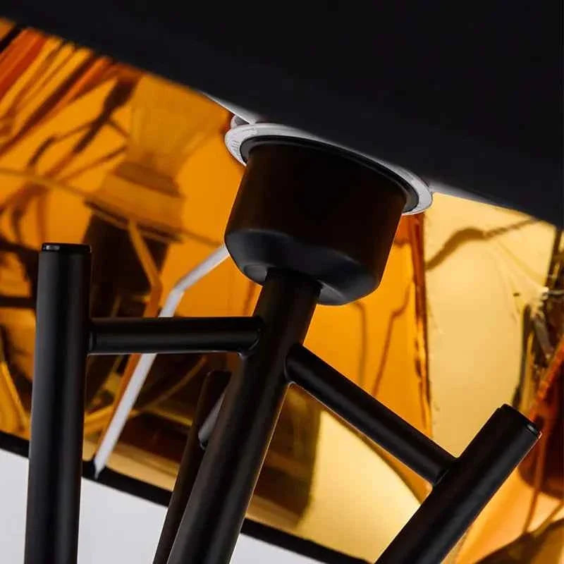 Lámpara de pie trípode Trivena – detalle del interior dorado de la pantalla