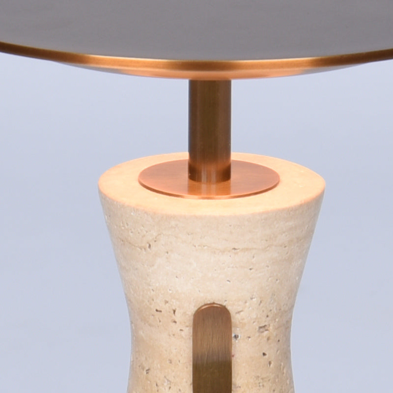 Lámpara de mesa inalámbrica Travela de travertino – detalle del vástago y la pantalla
