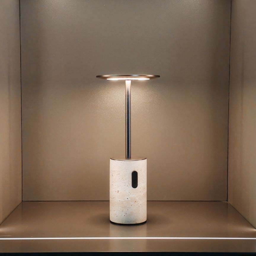 Lámpara de mesa inalámbrica de travertino Tufela en un salón cálido – imagen 6