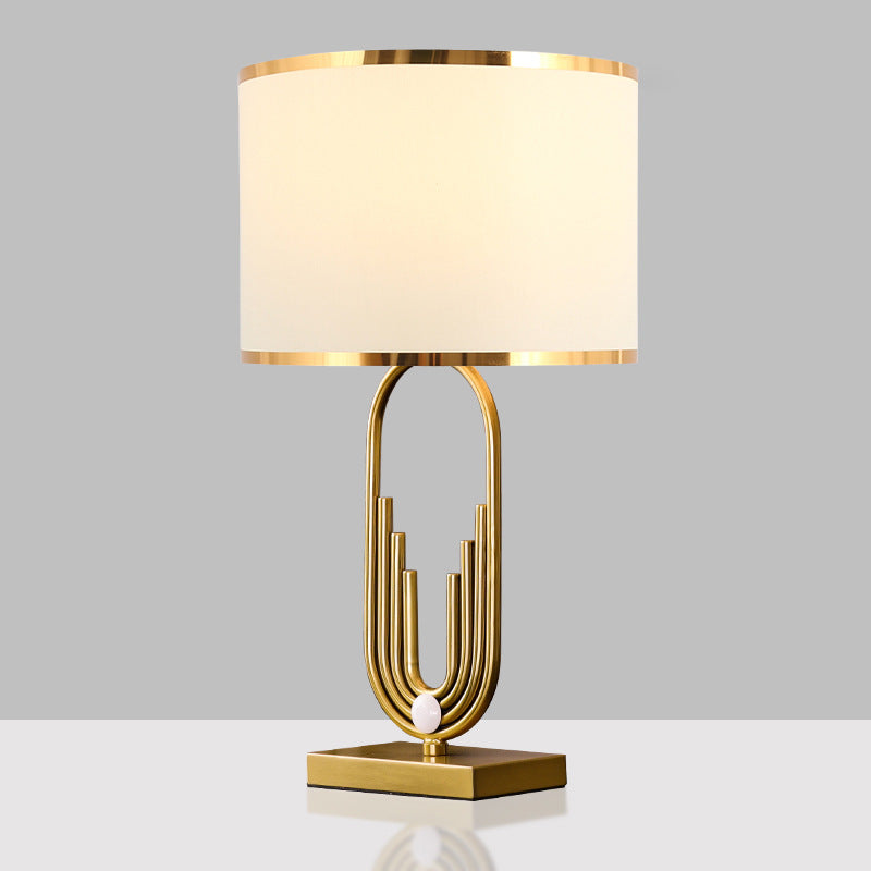 Lámpara de mesa art déco dorada Polena – pantalla blanca con ribete dorado