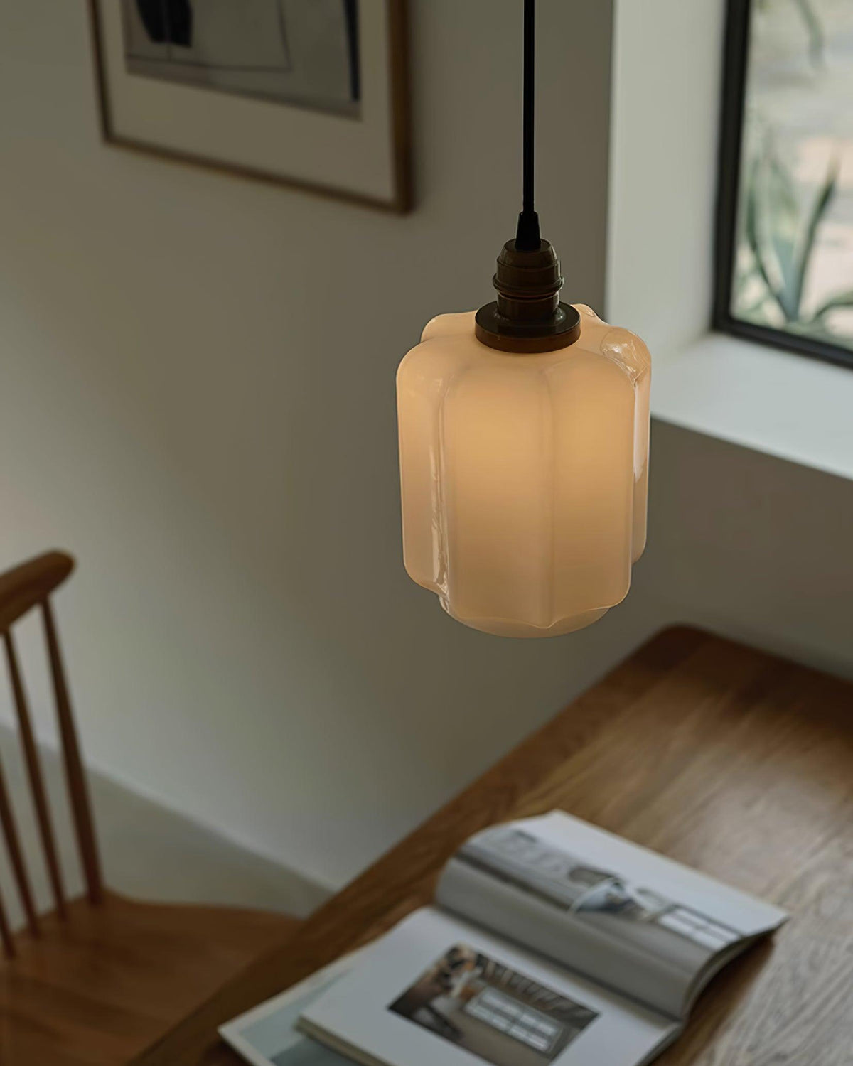 Lámpara colgante de cristal opalino Galena sobre una mesa de cocina – imagen 16