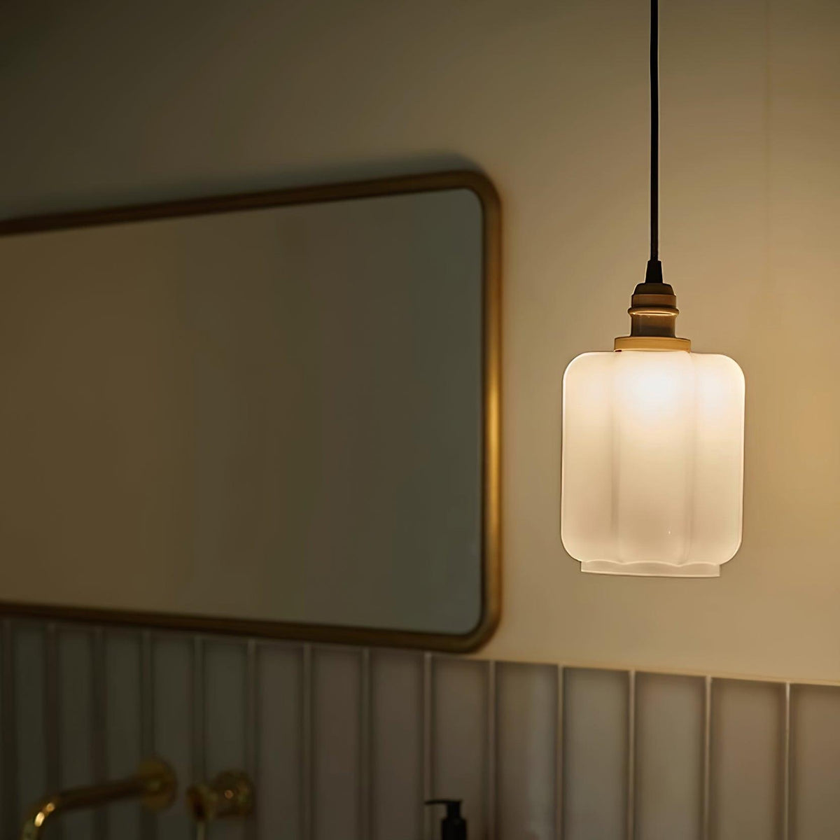 Lámpara colgante de cristal opalino Galena sobre una mesa de cocina – imagen 17