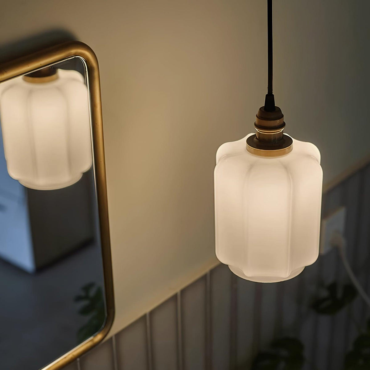 Lámpara colgante de cristal opalino Galena sobre una mesa de cocina – imagen 18