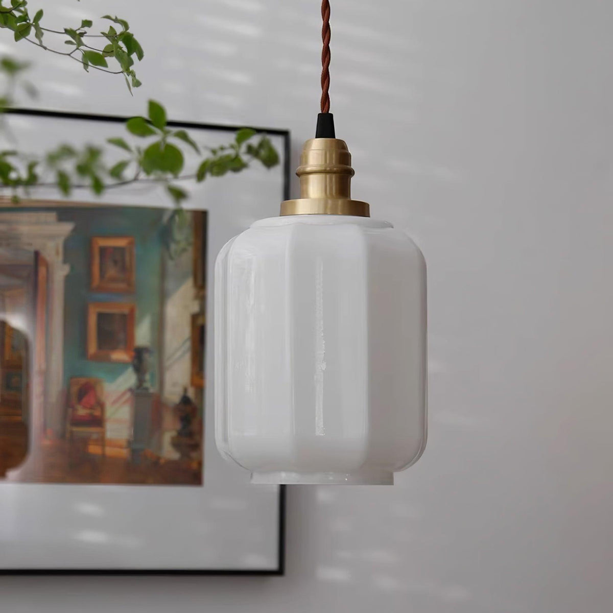 Lámpara colgante de cristal opalino Galena sobre una mesa de cocina – imagen 19