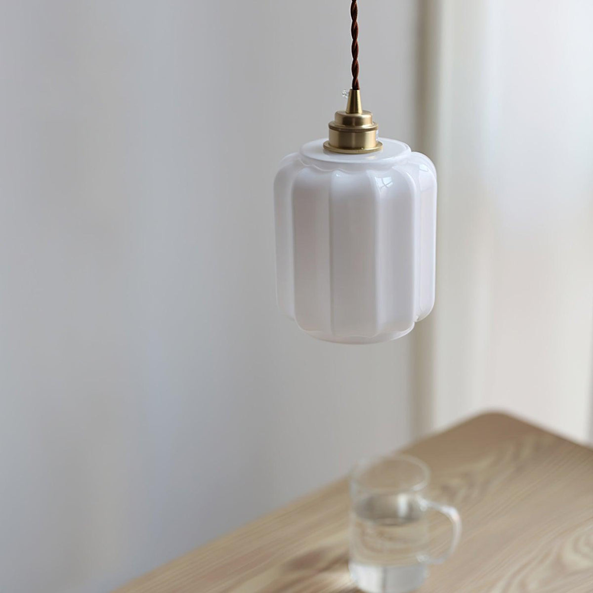 Lámpara colgante de cristal opalino Galena sobre una mesa de cocina – imagen 4