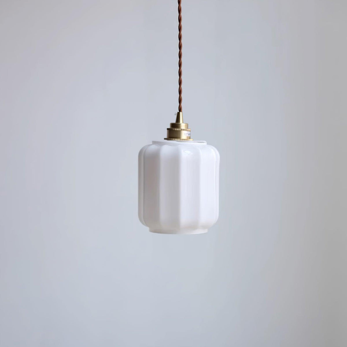 Lámpara colgante de cristal opalino Galena sobre una mesa de cocina – imagen 20